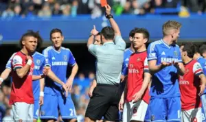 Andre Marriner đã rút nhầm thẻ đỏ cho cầu thủ Kieran Gibbs