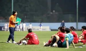 HLV đội nữ TP.HCM bị CĐV Hải Phòng ném chai nước