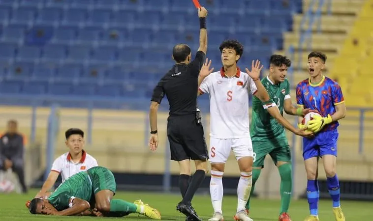 Mashari Al Shammari cũng là một trong những trọng tài rút nhầm thẻ đỏ Mashari Al Shammari cũng là một trong những trọng tài rút nhầm thẻ đỏ