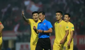 Trần Đình Thịnh là một trong những trọng tài bị đánh trên sân